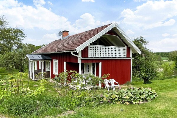 Idyllisch vakantiehuis bij het meer in Kristdala, Småland - thumbnail 1