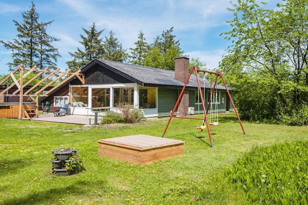 Vrijstaand vakantiehuis aan golfbaan in Bording met ruimte voor 5 personen - thumbnail 1