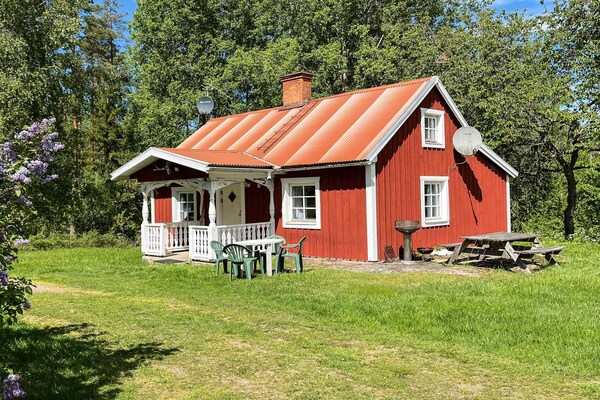 Vrijstaand vakantiehuis met sauna aan de golfbaan in Kristdala - thumbnail 3