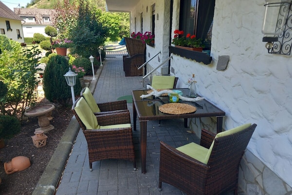 Ruim vakantiehuis in Zell-Mosel met terras aan de beek - thumbnail 4