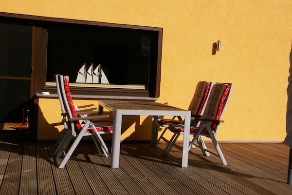 Centraal gelegen vakantiehuis met rieten dak in Ostseebad Prerow - thumbnail 2