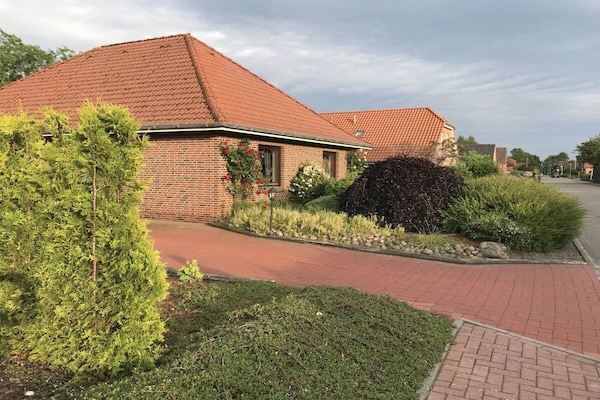 5-persoons vakantiehuis in het centrum van Hage - thumbnail 1