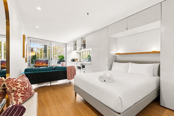 Lichte en stijlvolle studio met balkon in Darlinghurst - thumbnail 1
