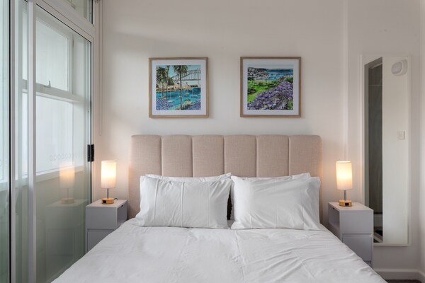 Lichte studio met balkon op loopafstand van Kirribilli Village en Harbour Bridge - thumbnail 1