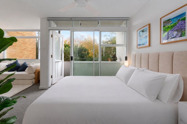 Lichte studio met balkon op loopafstand van Kirribilli Village en Harbour Bridge - thumbnail 4