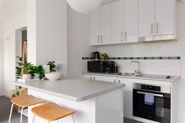 Lichte studio met balkon op loopafstand van Kirribilli Village en Harbour Bridge - thumbnail 6