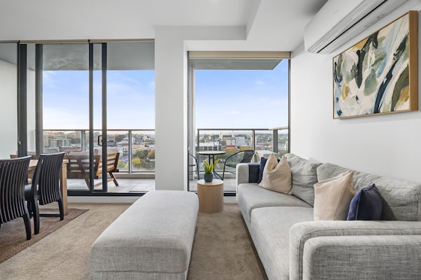 Licht appartement met skyline-uitzicht in South Yarra - thumbnail 1