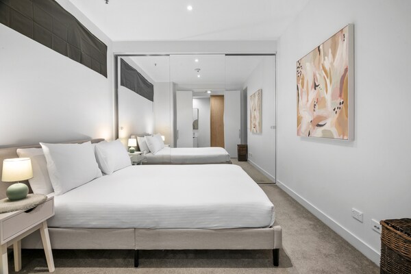 Licht appartement met skyline-uitzicht in South Yarra - thumbnail 3