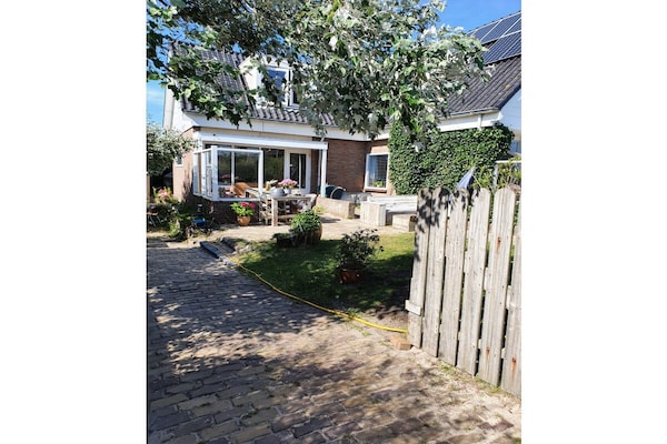 In het centrum van Bergen aan Zee: ruim vakantiehuis voor 4 personen - thumbnail 1