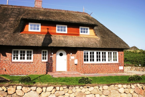 Centraal gelegen vakantiehuis met rieten dak in Sylt OT Rantum - thumbnail 1