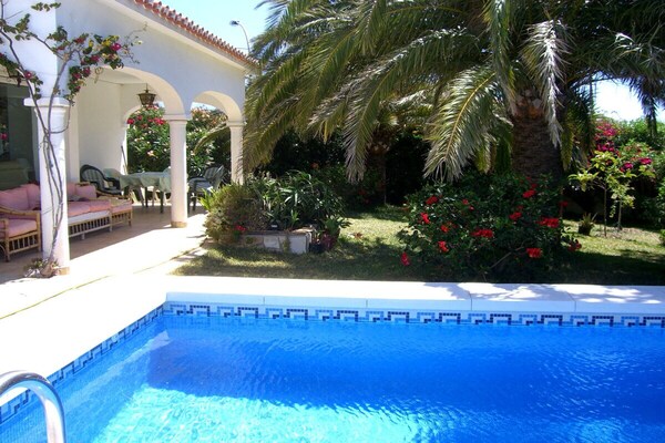 Vakantiehuis met privézwembad en zeezicht in Caleta de Velez - thumbnail 2