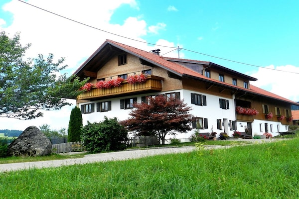 Sfeervol vakantiehuis in Oberstaufen met zonneterras - thumbnail 1