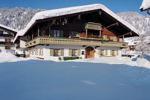 Centraal gelegen vakantiehuis aan de piste in Reit im Winkl - thumbnail 1