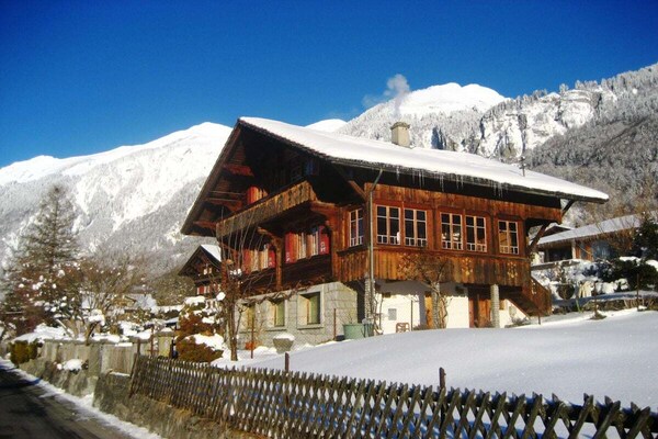 Centraal gelegen ruim chalet in Brienz voor 12 personen - thumbnail 1