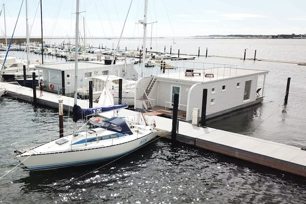 Op 1 km van het centrum: Unieke woonboot Sealoft in Grossenbrode - thumbnail 1