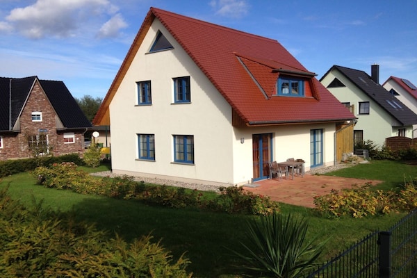 Licht vakantiehuis in Wohlenberg met balkon en zeezicht - thumbnail 1
