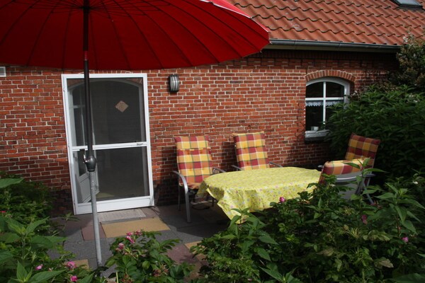 8-persoons vakantiehuis in het centrum van Großefehn - thumbnail 4