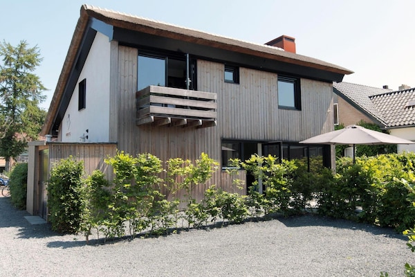 8-Person Villa - thumbnail 1
