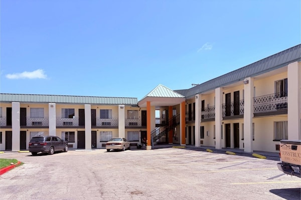 3 Full Beds With Kitchenette Non-smoking - Del Rio, TX