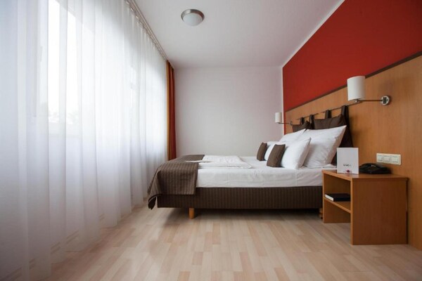 Stuttgart Großbettlingen Hotel by Belvilla Triple Room - thumbnail 2
