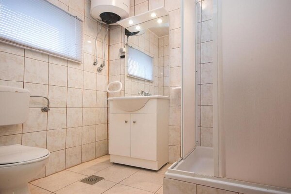 Bračić Premium Apartments with Outdoor Pool and Sauna - Obe Bedroom Apartment with Balcony - thumbnail 6