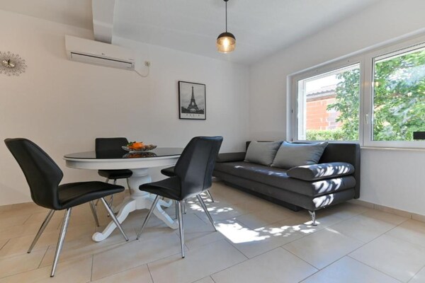 Two Bedroom Apartment With Terrace And Pool - Trogir