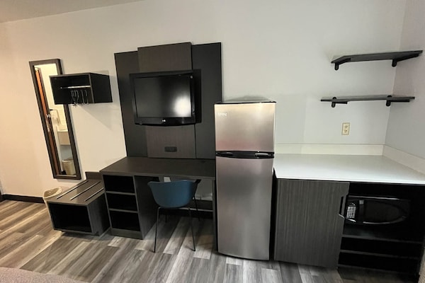 2 Full Beds Non-smoking Micfridge - Champaign, IL