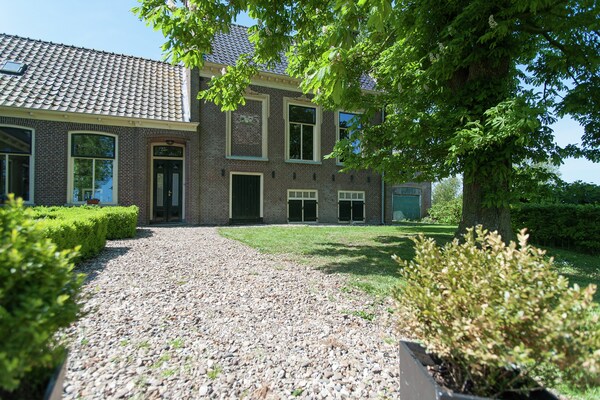 Pronkkeamer Skrins: authentiek vakantiehuis in het Friese boerenland - thumbnail 1