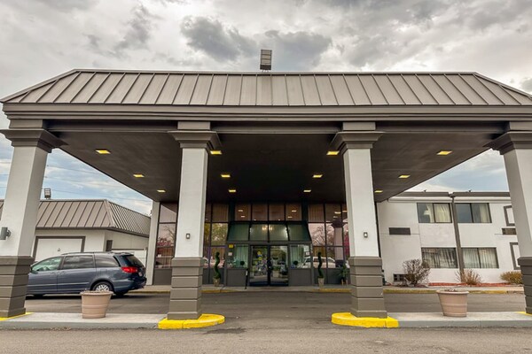 1 King Bed  Mob Acc Ri Shwr Nsmk Micfridg - Greece, NY