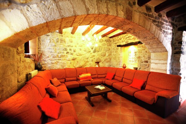 Gerestaureerd landhuis met privézwembad en uitzicht op Montserrat - thumbnail 2