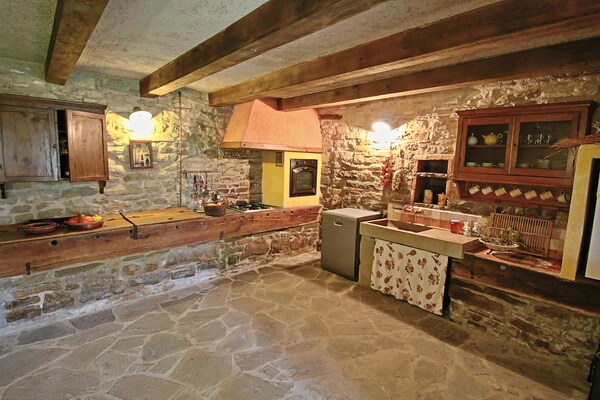 Heuveltopvakantiehuis met zwembad en panoramisch uitzicht in Apecchio - thumbnail 4