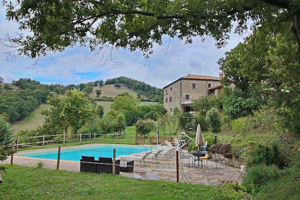 Heuveltopvakantiehuis met zwembad en panoramisch uitzicht in Apecchio - thumbnail 1