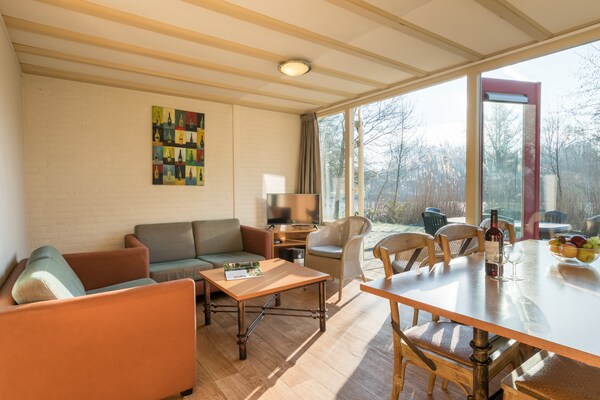 Luxe 6-persoons bungalow in groen park bij Thermen van Arcen - thumbnail 2