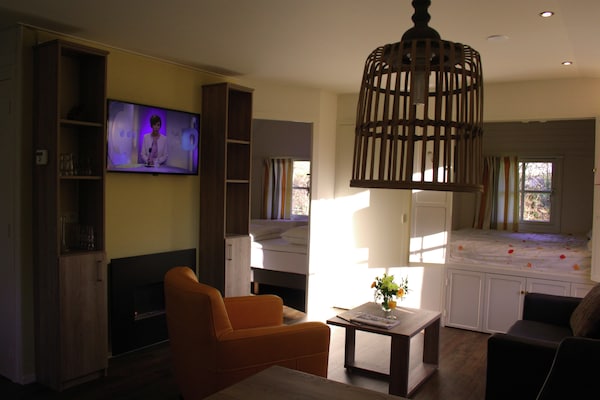 Sfeervolle rietgedekte bungalow op rustig vakantiepark in bosrijk Herpen - thumbnail 3