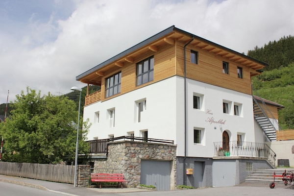 Aan de piste: Ruim vakantiehuis Haus Alpenblick in Wenns voor 14 personen - thumbnail 1