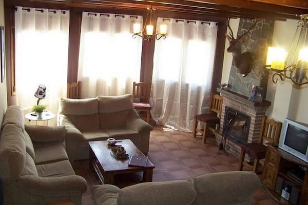 Ruime villa met privézwembad voor 12 personen in de bossen van Sayalonga - thumbnail 2