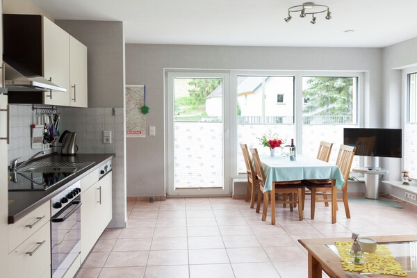 Luxueus passiefhuis in bosrijk Merschbach met terras aan de beek - thumbnail 3