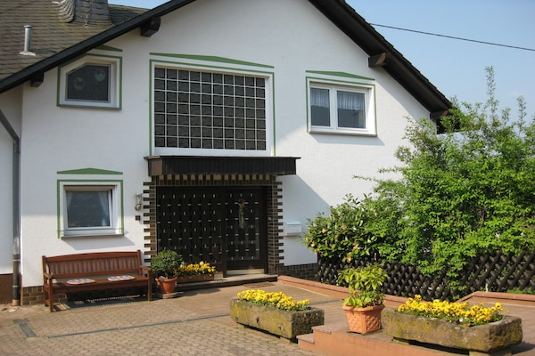 Rustiek appartement met panoramisch uitzicht op de Kyllvallei in Wilsecker - thumbnail 2
