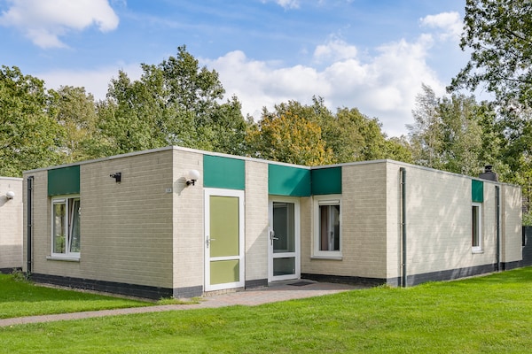 Ruime vrijstaande bosbungalow voor 10 personen in Drenthe met hond - thumbnail 1