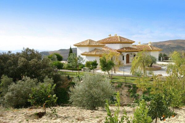 Luxe bosvilla met sauna, jacuzzi en padelbaan in Andalusisch natuurgebied - thumbnail 2