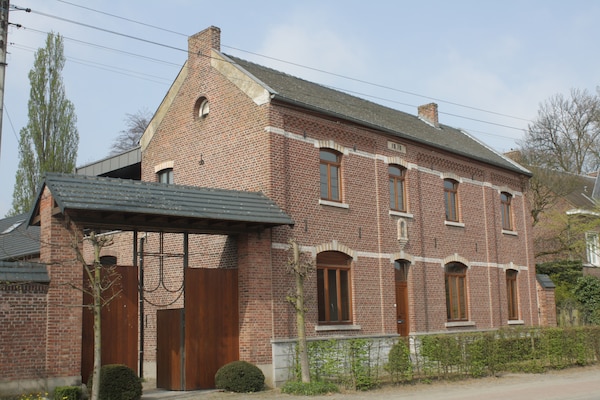 28-persoons klooster bij Sint-Truiden met biljart en boomgaard - thumbnail 1