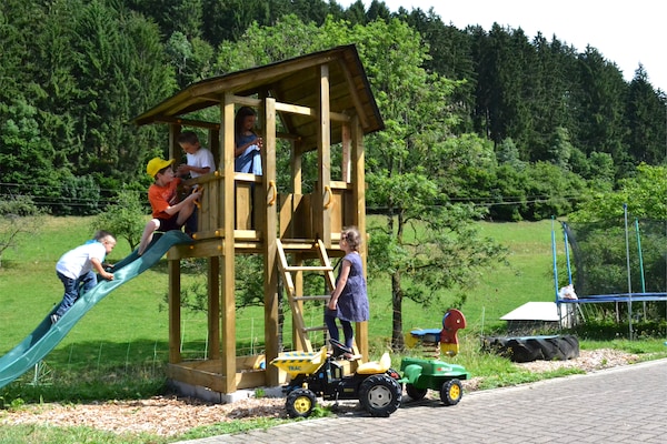Rustig appartement op boerderij in het Zwarte Woud met uitzicht en tuin - thumbnail 2