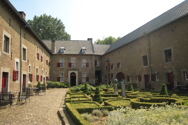 Licht appartement in Mesch met tuin, nabij Maastricht en golfbaan - thumbnail 1