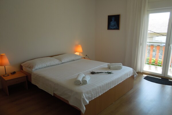 Ruim appartement aan de bosrand in Knin, vlakbij het centrum - thumbnail 3