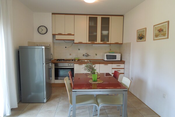 Ruim appartement aan de bosrand in Knin, vlakbij het centrum - thumbnail 2