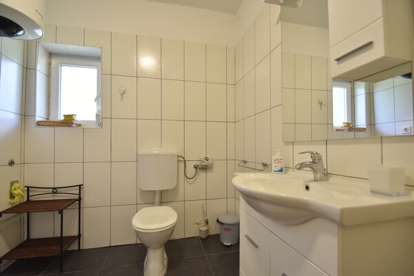 Ruim appartement aan de bosrand in Knin, vlakbij het centrum - thumbnail 4
