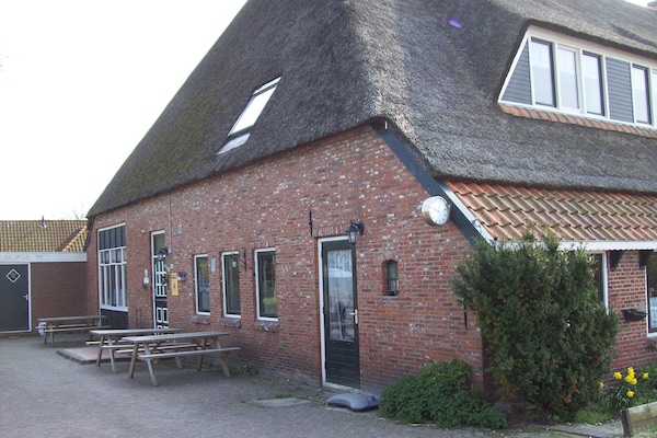Groepsboerderij aan Waddenzee voor 30 gasten met eigen bar - thumbnail 6