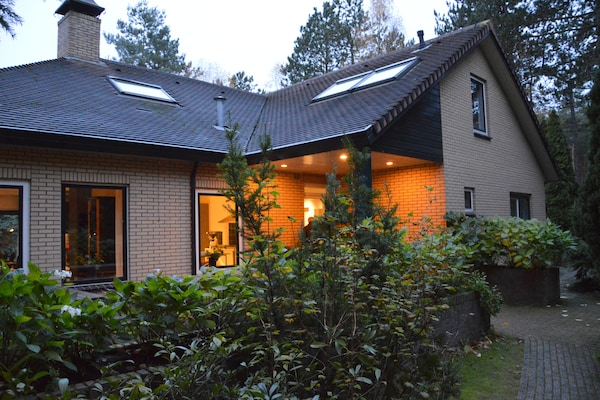 De Grove Den: Ruime groepsvilla aan Veluwemeer met campingfaciliteiten - thumbnail 1