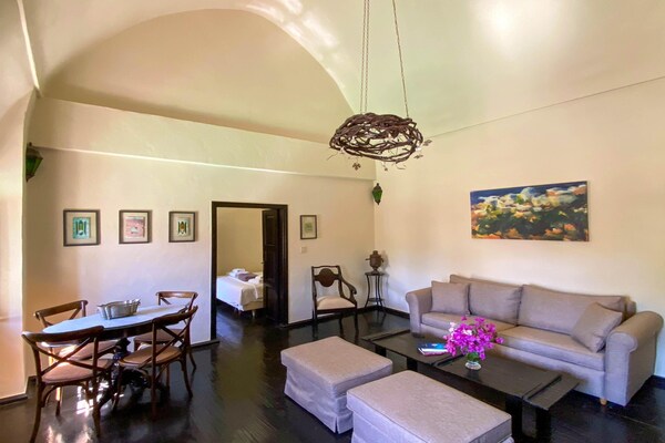 Authentieke villa met privézwembad en buitenkeuken nabij Megalochori, Santorini - thumbnail 3