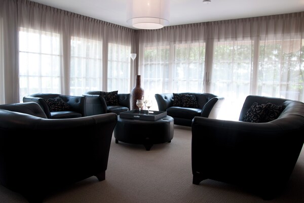 Landhuis de Linde: stijlvol wellness-oord voor 15 personen in Drentse bosrijke omgeving - thumbnail 1